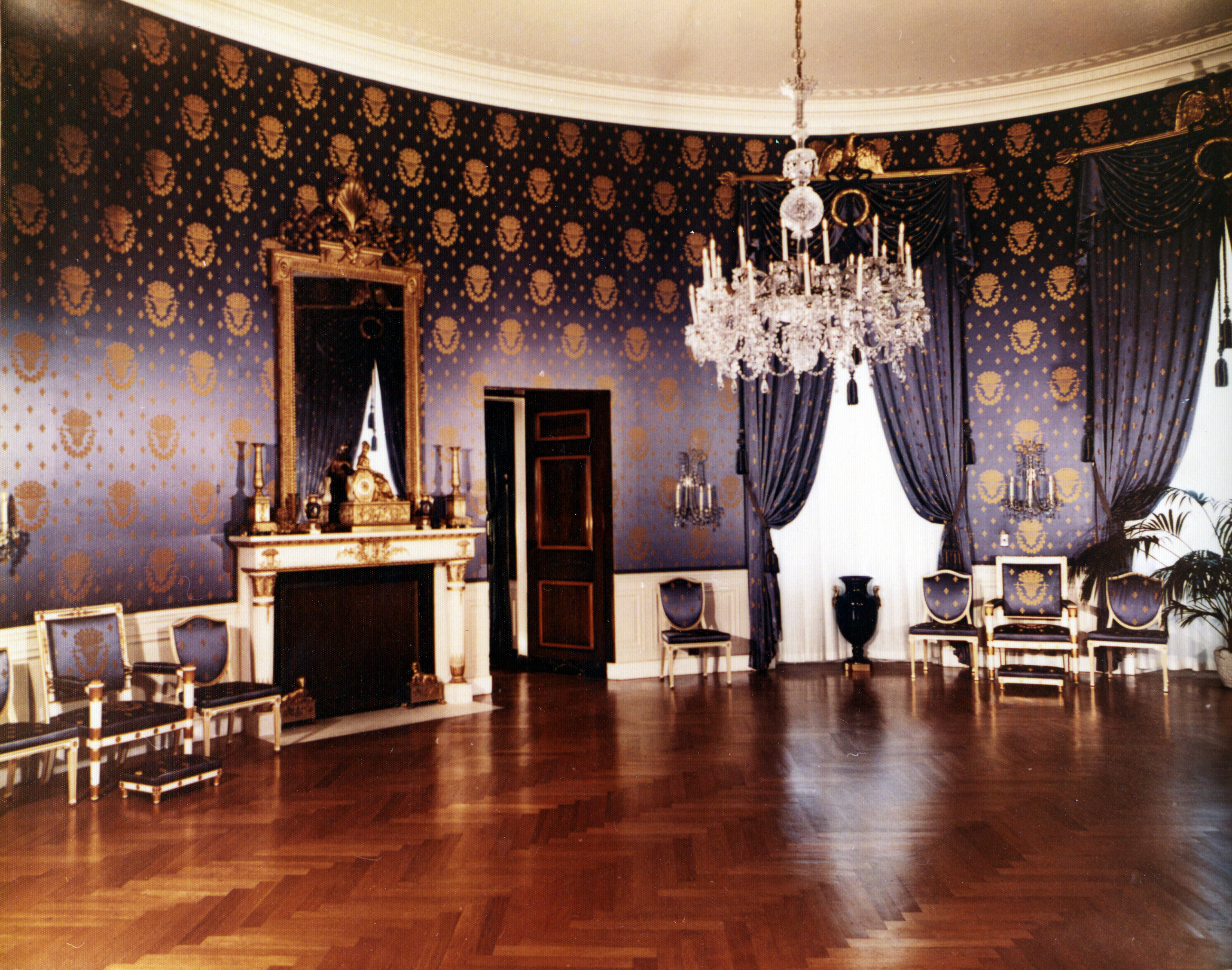 Blue_Room_at_the_White_House,_Post-Renovation-07-15-1952